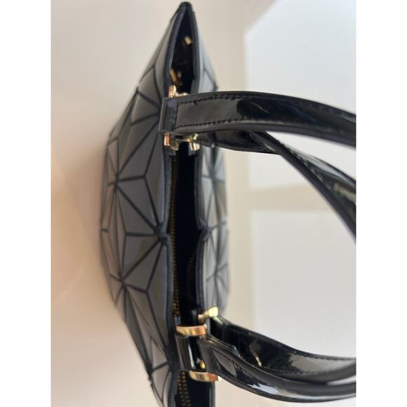 Medium Size Geometric Design Black - Picture 9 of 16